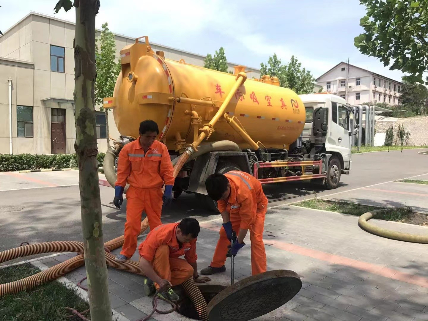 响水镇管道疏通车停在窨井附近