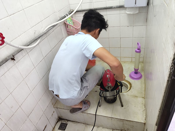 响水镇管道堵塞冒臭气 专业师傅现场解决问题